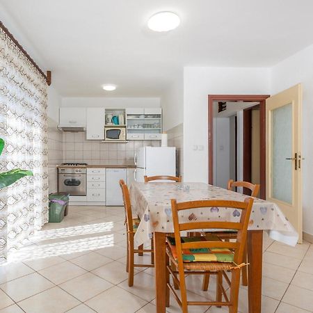 Lovely Apartment In Krk With Kitchen Brzac Zewnętrze zdjęcie